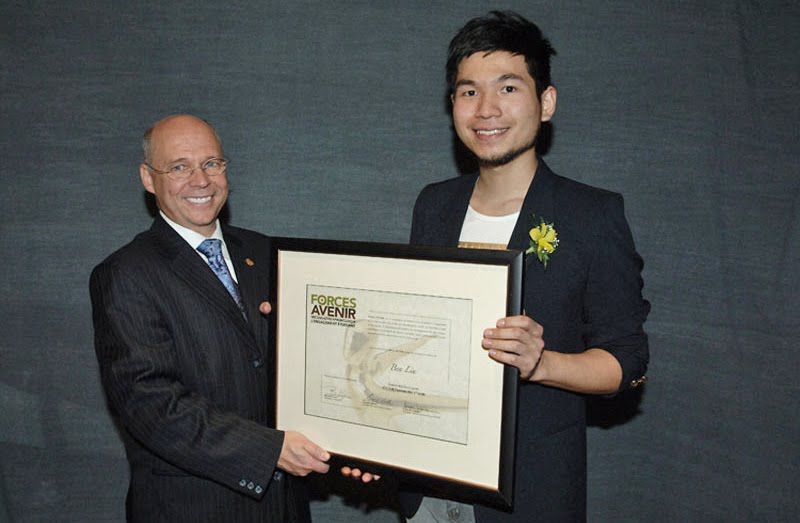 Ben Liu receiving his finaliste award, Personality of the Year Forces Avenir