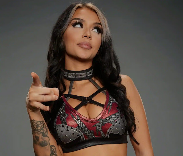 Cora Jade ने लाल बिकनी फोटो ड्रॉप से ​​WWE प्रशंसकों को मंत्रमुग्ध कर दिया।