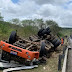 Caminhão tomba na BR-116 e carga é saqueada