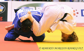 M. Sayú (kimono azul), de Cuba, se enfrenta a A. Rosseneu (kimono blanco), de Israel,  en la categoría de 48 kilogramos, durante la primera jornada del Grand Prix de Judo de La Habana, con sede en el Coliseo de la Ciudad Deportiva, el 6 de junio de 2014