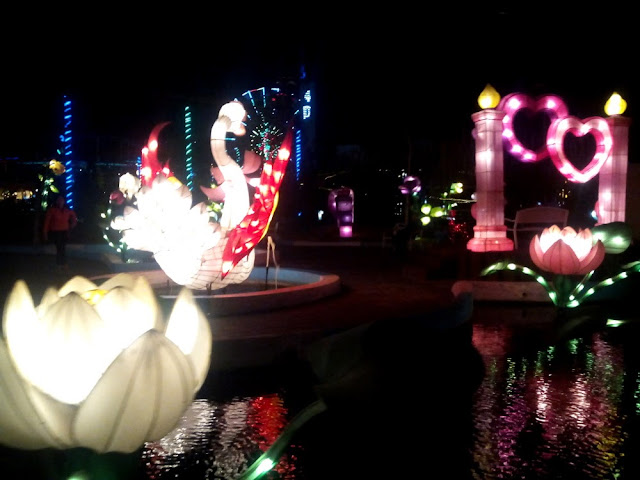 Lampion Jungle brings you a romantic ambiance (this picture was taken during Sepoer Sirkus tour)