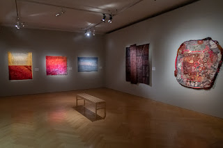 Blick in einen der Ausstellungsräume zur "8. Europäischen Quilt-Triennale" im Textilmuseum St. Gallen