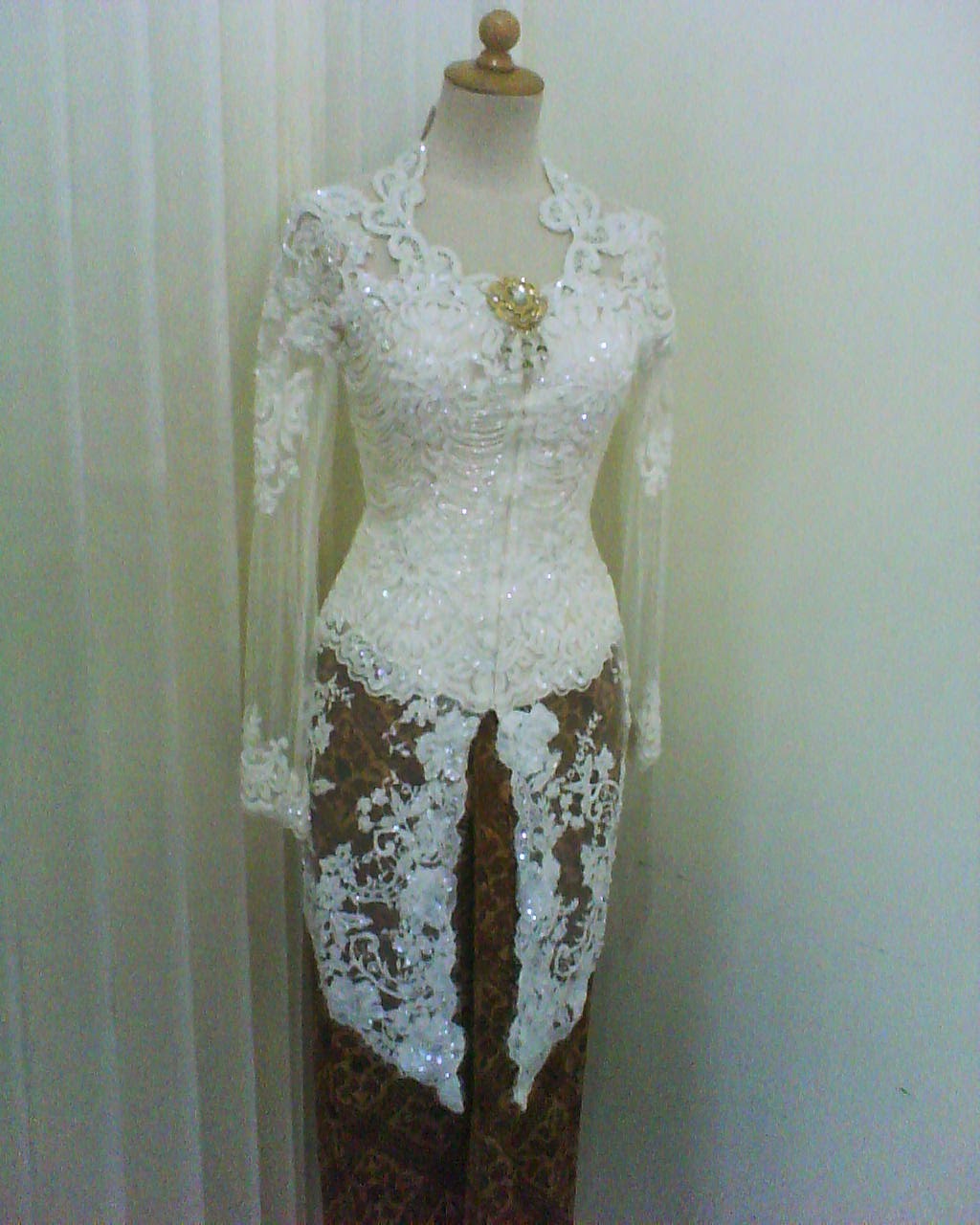 Kebaya Akad Nikah Dengan Desain Mewah Modern