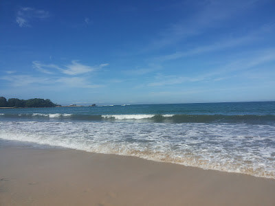 Bertualang santai serta menyenangkan di Pantai Santolo