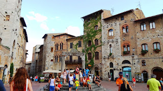 Piazza della Cisterna em San Gimignano Itália