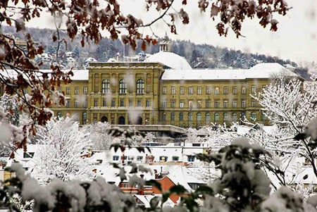 Mùa đông trắng ở thành phố cổ kính Zurich