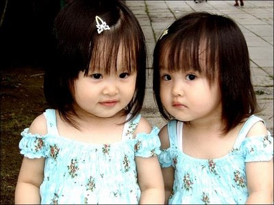 Cute little twin Baby Girls Pictures Download Freely