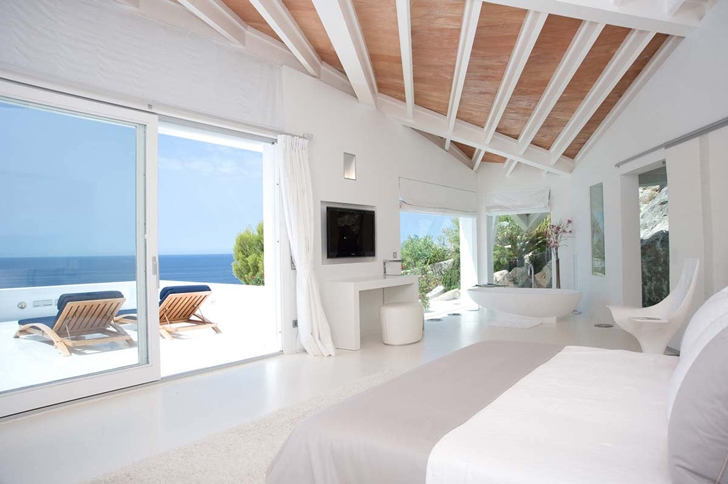 Bedroom with bathtub in Mediterranean villa in Mallorca by Alberto Rubio