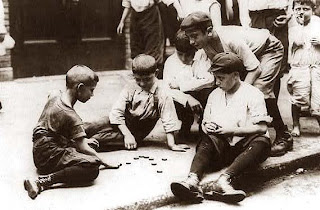 Resultado de imagen de niÃ±os jugando en el siglo XV