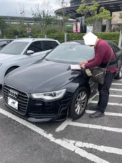 2011 Audi A6中古車收購紀錄： 廖大哥有一台 2011 的Audi A6 ，原版件 、車況也好 ，只跑十幾萬 。除了年份比較舊一點而已 。在網路上看到我們小曾車庫的收購服務 ，覺得找上我們最放心 。   我們快速給錢 ，收的車款又多元 ，過戶也很快速。出來做生意最重要的就是一個安心 ，其他家多喊一萬 、兩萬 ，會不會馬上過戶? 現場會不會大刀闊斧? 這些估車手法都是有可能發生的 。  廖大哥線上請我們評估後 ，我們給他了一個價格 ，但稍微可惜的是廖大哥忘記給我們內裝照。我們以為是黑色 、結果現場看到是米色的 ，就如同中古車行情的10個影響重點這一篇題到米色內裝在進口車會比較差一些 。   好險廖大哥人很好 ，願意讓我們低一點點收購 。這就是我們在線上估車資訊一直希望客戶盡量給我們完整的資訊 ，有時候客人太多我們會不小心忘記提醒細節 。有時候差一點點現場就會有一些變化 ，雖然不會差到太多 。   最後我們還是快速買下這台車，然後在兩天後完成過戶 ，廖大哥一定覺得我們很有效率又敢收購 。感謝廖大哥的支持喔 ，有下一台服務的機會記得再找我們!!