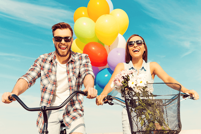 pareja paseando juntos