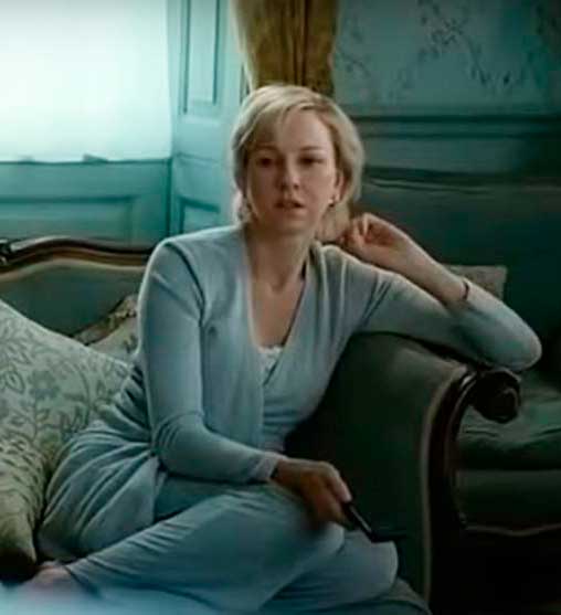 Diana (Naomi Watts) de pijama em casa