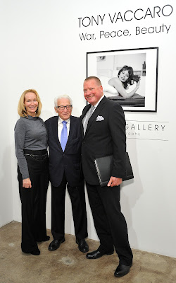 Galleriests Michelle and Sid Monroe pose with Tony Vaccaro in front of his photograph of Sophia Loren at a Pop Up exhibition in New York, 2016