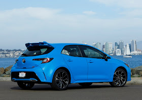 Rear 3/4 view of 2019 Toyota Corolla Hatchback