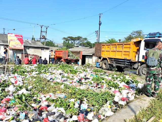 masyarakat desa bergotong royong membersihkan sampah