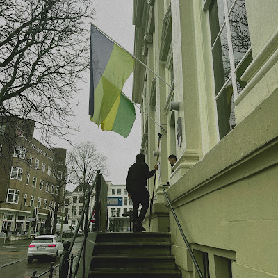 Bij de ingang van het Haags Historisch Museum worden vlaggen opgehangen