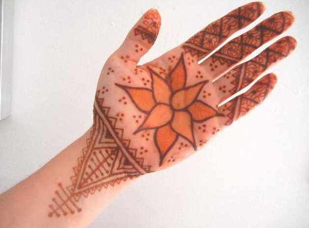 Arab girls Mehndi design photo        