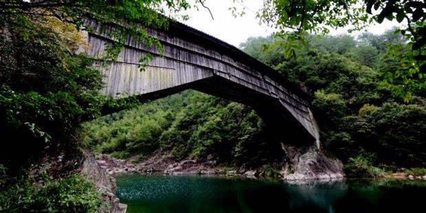 Jembatan Kayu Berusia 1000 Tahun di Cina Masih Kokoh Berdiri