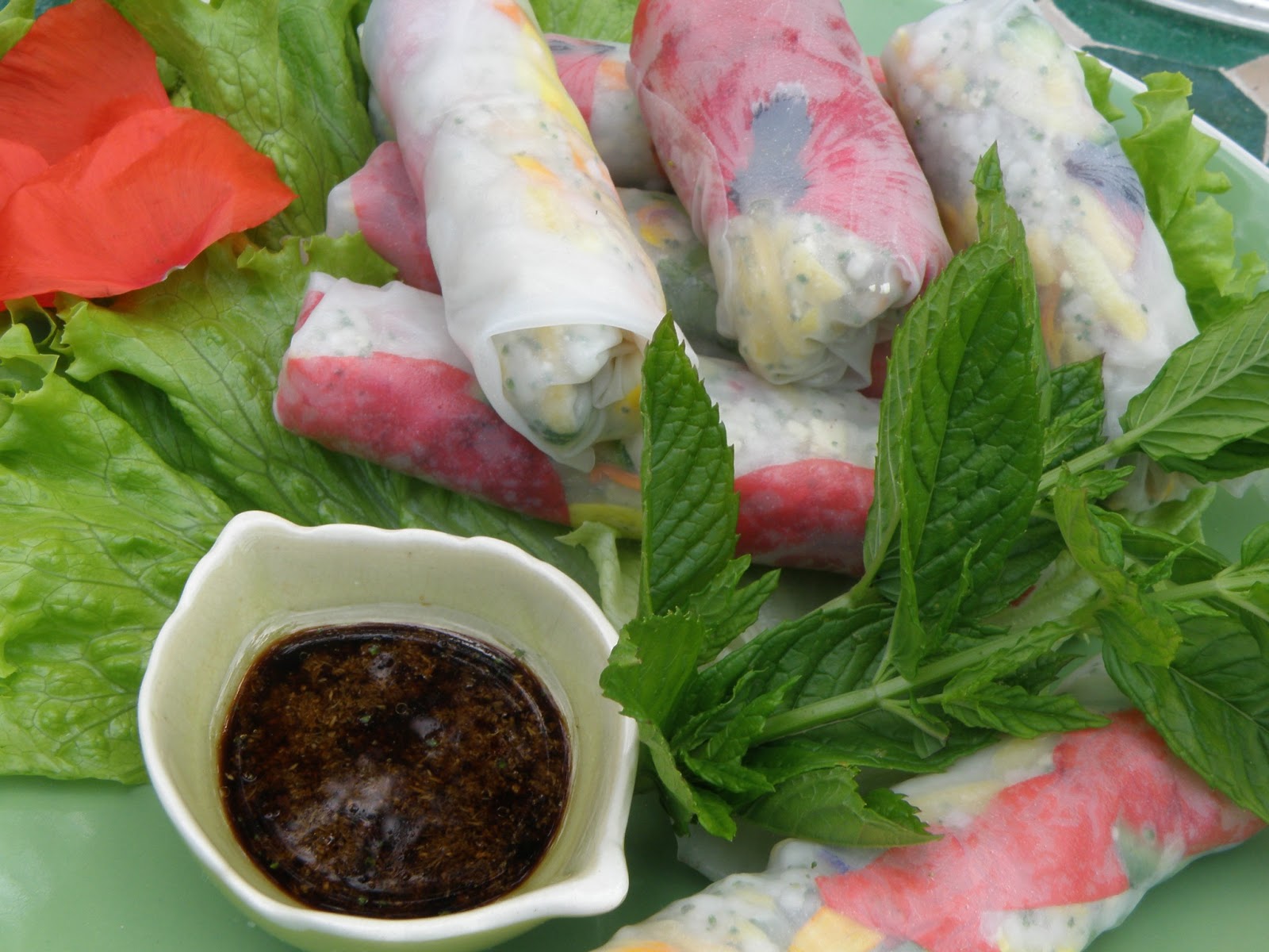 Recette de Rouleaux de printemps aux plantes et aux fleurs du jardin ...