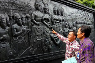 Relief penobatan Raden Wijaya di Anjungan Jawa Timur