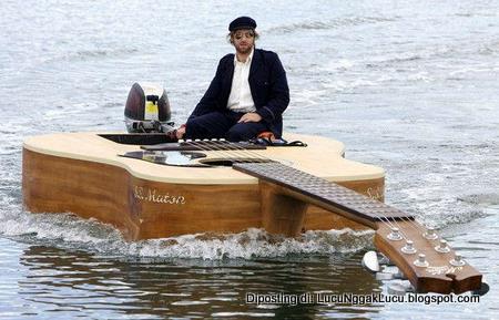 Perahu Lucu Berbentuk Gitar