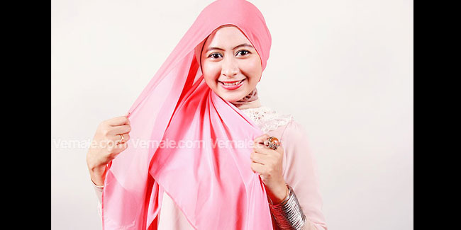 tutorial jilbab: Cara Memakai Jilbab Segi Empat Dua Warna Romantis