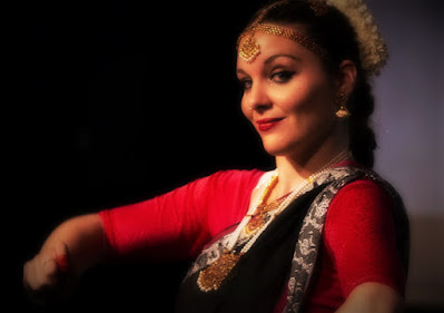 EX ASILO FILANGIERI NAPOLI nell'ambito di  NAPOLI BOLLYWOOD FESTIVAL 2019 direzione artistica: Veronica Aishanti presenta  DANZE CLASSICHE INDIANE BHARATA NATYAM e ODISSI Performance preceduta da Salangai Puja sabato 11 maggio 2019, dalle ore 19.30   Repertori:  BHARATA NATYAM Puspanjali (Tala Adi; Raga Nattai) Vinayaka Kavuthuvam  (Tala Adi, Raga Nata) Varavina Gita (Tala Rupakam; Raga Mohanam) Gajananam Slokam Coreografia: Smt Guru Yamini Krishnamurthy Interpreti: Veronica Aishanti; Francesca Jesi Docente: Marialuisa Sales  ODISSI Saveri Pallavi (Raga Saveri, Tala Ekotali, Tripota, Khemta)   Coreografia: Guru Kelucharan Mohapatra Interprete: Marialuisa Sales  L'ASILO Vico Maffei 4, Napoli L'evento inizierà con una breve conferenza visiva a cura di Veronica Aishanti e Clarissa Ladogana che illustrerà le caratteristiche e le differenze tra il cinema Hindi e il cinema Tamil (cenni storici, gli attori, i coreografi).  Saranno presenti ospiti d'eccezione direttamente dall'India e  stands (bazar di abiti indiani, mehendi tatoo artist, bar bio, agenzie di viaggio per l'India, ristorante indiano) Odissi Napoli Bharata Natyam Marialuisa Sales