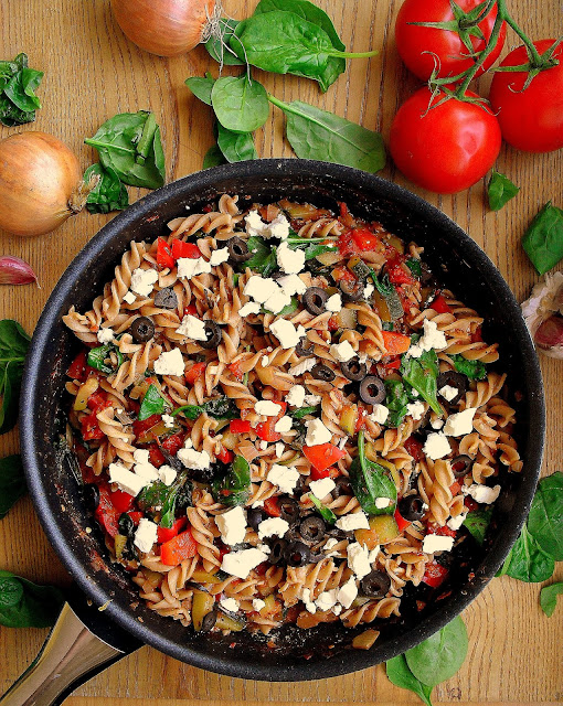 Makaron z warzywami, fetą i oliwkami / Pasta with Feta, Vegetables and Olives