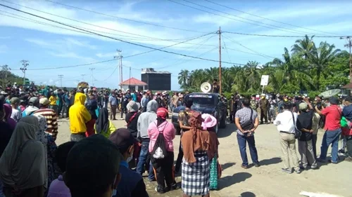 Tuntut Hak, Ribuan Masyarakat dan Ninik Mamak Kinali Unjuk Rasa ke Kantor PT LIN