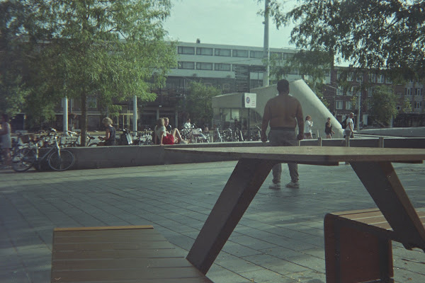 Man met ontbloot bovenlijf trekt bekijks op stationsplein Arnhem