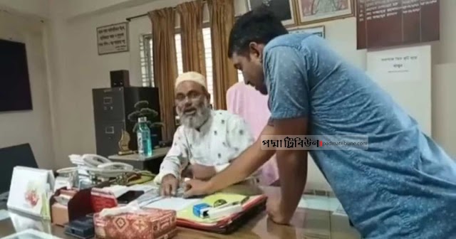  ঈশ্বরদীতে ঘুষের টাকা দেওয়া নিয়ে তুলকালাম কাণ্ড! 