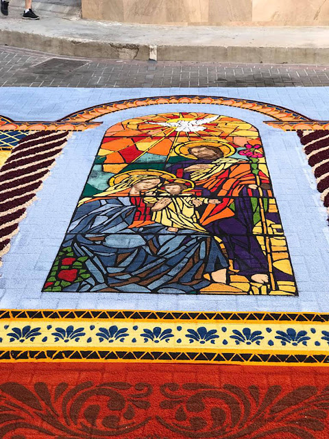 Alfombras de serrín Elche de la Sierra vidriera Virgen y Niño