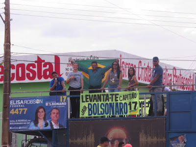 Concentração a favor do presidenciável Bolsonaro reúne centenas de pessoas em Águas Lindas GO