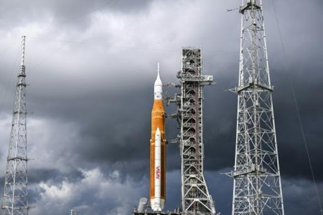 إرجاء جديد لإقلاع صاروخ ناسا العملاق إلى القمر  (وكالة الصحافة الفرنسية أ ف ب) أُلغي إقلاع الصاروخ العملاق الجديد نحو القمر لوكالة الفضاء الاميركية (ناسا) في اللحظة الأخيرة السبت، في تأخير جديد للمهمة التي تستهل بها الولايات المتحدة برنامجها للعودة إلى القمر "أرتيميس"، بعد 50 عاماً على آخر رحلة ضمن برنامج "أبولو". وكان من المقرر أن يقلع الصاروخ عند الساعة 14,17 بالتوقيت المحلي (18,17 بتوقيت غرينتش) مع احتمال تأخير كان يصل إلى ساعتين إذا استلزم الأمر. لكن بعد أكثر من ثلاث ساعات من محاولة حل مشكلة تسرب الوقود أثناء عمليات ملء الخزانات بالوقود، نفد الوقت أمام فرق الإطلاق. واتخذت مديرة عملية الإطلاق تشارلي بلاكويل-تومسون قرارا نهائيا بإلغاء العملية من مركز كينيدي للفضاء في فلوريدا، حسبما ذكر معلّق من وكالة الفضاء الأميركية في بثّ مباشر. وقال رائد الفضاء فيكتور غلوفر لصحافيين في الموقع "الإلغاء هو بالتأكيد القرار الأفضل"، مشيرًا إلى أن الاختبارات المتواصلة التي تسمح بفهم أفضل للصاروخ الجديد يجب أن "تزيد ثقة الناس لا أن تخفضها". - احتمال إرجاء إلى منتصف تشرين الأول/أكتوبر - قد تحصل محاولة جديدة الاثنين أو الثلاثاء، لكن سيتوجب على ناسا أن تحلّل جميع العوامل والظروف قبل أن تحدّد موعدًا جديدًا. وبعد الثلاثاء، لن تسنح أي فرصة لإجراء العملية قبل 19 أيلول/سبتمبر بسبب موقعيْ الأرض والقمر. وسيجتمع المسؤولون في وكالة الفضاء بعد ظهر السبت قبل أن يعقدوا مؤتمرًا صحافيًا. وقال رئيس ناسا بيل نيلسون في بثّ مباشر "سيختبرون ما إذا كان لا يزال هناك احتمال" أن تحصل العملية هذا الشهر "وإلّا سيحصل الإقلاع في تشرين الأول/أكتوبر"، مرجّحًا أن يكون في منتصف تشرين الأول/أكتوبر لأن مهمة أخرى ستنطلق من المركز الفضائي نفسه مطلع الشهر باتجاه المحطة الفضائية الدولية. ويتمثل هدف مهمة "أرتيميس 1" غير المأهولة في إطلاق كبسولة "أوريون" في المدار حول القمر للتحقق من أن المركبة آمنة لرواد الفضاء المستقبليين. وبفضل هذه الكبسولة الجديدة، تعتزم وكالة الفضاء الأميركية استئناف الاستكشافات البشرية البعيدة في الكون، إذ ان القمر يبعد عن الأرض مسافة تفوق تلك التي تفصلنا عن محطة الفضاء الدولية بألف مرة. لكن قبل كل شيء، تهدف ناسا من هذا البرنامج إلى ترسيخ وجود بشري دائم على القمر، قبل أن تعتمد نقطة انطلاق لمهمة على المريخ وقبل دقائق من حلول الساعة السادسة صباحًا بالتوقيت المحلي، أعطت تشارلي بلاكويل-تومسون الضوء الاخضر لبدء عملية ملء خزانات الصاروخ بالوقود المبرد الذي يتألف في المجموع من نحو ثلاثة ملايين لتر من الهيدروجين والأكسجين السائلين. ولكن عند نحو الساعة 07,15 بالتوقيت المحلي، تم اكتشاف تسرب عند أسفل الصاروخ، على مستوى الأنبوب الذي يمر الهيدروجين من خلاله إلى الخزان. وأوقِف التدفق موقتاً، قبل استئنافه بعدمت أعادت الفرق العملية يدوياً، لكن "بدون أن ينجح" حسبما جاء في تغريدة للناسا. وكانت محاولة الإقلاع الأولى الاثنين ألغيت في اللحظة الأخيرة بسبب مشاكل فنية أبرزها في تبريد المحركات. - ستة أسابيع في الفضاء - وكان يتوقع أن يصل عدد الحاضرين لمشاهدة عملية إطلاق الصاروخ خلال عطلة نهاية الأسبوع في الولايات المتحدة إلى 400 ألف شخص اعتمدوا الشواطئ المحيطة للاستقرار عليها. وقام بهذه الخطوة عدد كبير من رواد الفضاء من بينهم الفرنسي توما بيسكيه. ولو نجحت عملية إطلاق الصاروخ، كان يفترض أن تسقط بعد دقيقتين من الإقلاع المعززات الصاروخية في المحيط الأطلسي. وبعد ثماني دقائق، ينفصل الجزء الرئيسي بدوره. ويتمثل الهدف الرئيسي لـ"أرتيميس 1" في اختبار الدرع الحرارية للكبسولة أثناء عودتها إلى الغلاف الجوي للأرض، بسرعة تقرب من 40 ألف كيلومتر في الساعة ودرجة حرارة توازي نصف حرارة سطح الشمس. وفي المجموع، يفترض أن تجتاز الكبسولة نحو 2,1 مليون كيلومتر حتى هبوطها في المحيط الهادئ. - مهمة مأهولة سنة 2025 - وسيشكل النجاح الكامل للمهمة ارتياحاً لناسا التي كانت تعتزم أصلاً إطلاق الصاروخ سنة 2017. وبحسب تدقيق حسابي رسمي، ستتخطى المبالغ التي استثمرتها الوكالة في برنامج العودة إلى القمر بحلول نهاية عام 2025 الـ90 مليار دولار. واستوحي اسم "أرتيميس" من الأخت التوأم للإله اليوناني أبولون، في تشابه بالأسماء مع برنامج أبولو الذي أرسل إلى القمر بين عامي 1969 و 1972 رواد فضاء من ذوي البشرة البيضاء فقط. وترغب ناسا من خلال "أرتيميس" أن ترسل إلى القمر اول شخص من أصحاب البشرة الملونة واول امرأة. وبعد هذه المهمة الأولى، ستنقل "أرتيميس 2" رواد فضاء إلى القمر في العام 2024، من دون أن تهبط على سطحه. وأول هبوط لمهمة مأهولة سيحصل لطاقم "أرتيميس 3" في العام 2025 على أقرب تقدير. وتسعى "ناسا" إلى إطلاق مهمة واحدة سنويا بعدها. والهدف من ذلك هو إنشاء محطة فضائية ("غايتواي") في مدار حول القمر بالإضافة إلى قاعدة على سطحه. وترغب ناسا في استخدام هذه المحطة لإجراء اختبارات على التقنيات الأساسية لإرسال البشر إلى المريخ ومن بينها بزات جديدة، ومركبات تنقل واستخدام محتمل للمياه الموجودة في القمر. ويشير مدير ناسا بيل نيسلون إلى محاولة إجراء رحلة إلى المريخ على متن أوريون وتستمر سنوات عدة في نهاية العقد الثالث من القرن الحالي.