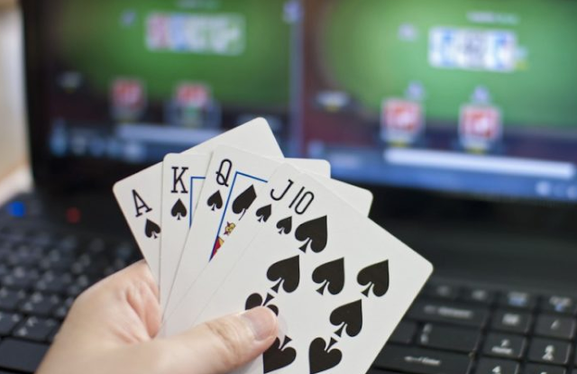 Saingan Berat Game Poker Online