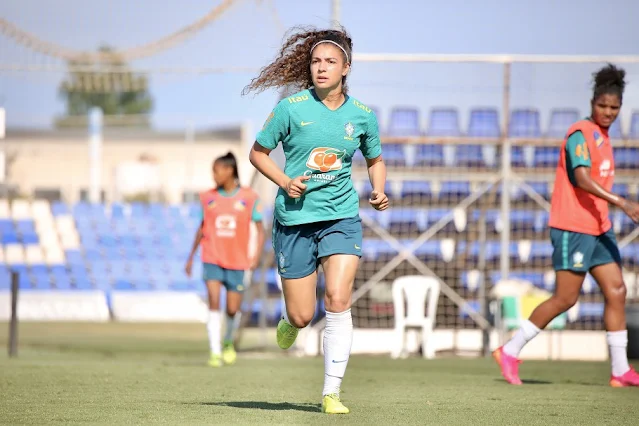 Meia Angelina em treino da Seleção Feminina de Futebol