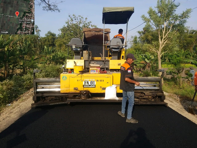 Petugas melakukan pengerjaan proyek pemeliharaan jalan Sumberjo-Karangsemi belum lama ini