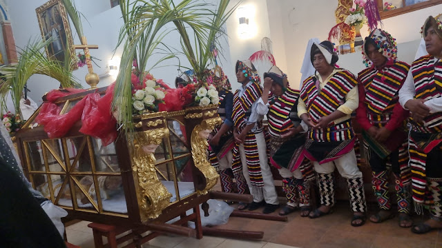 Karfreitag, in der Pfarrei San Pedro de Macha. Nicht einmal der Regen konnte den Glauben der Menschen stören. Ich verspreche Euch tiefe Einblicke in die Pfarrei San Pedro de Macha Bolivien. Ein Bilderbuch des Glaubens in den Bergen Boliviens. Teil 03