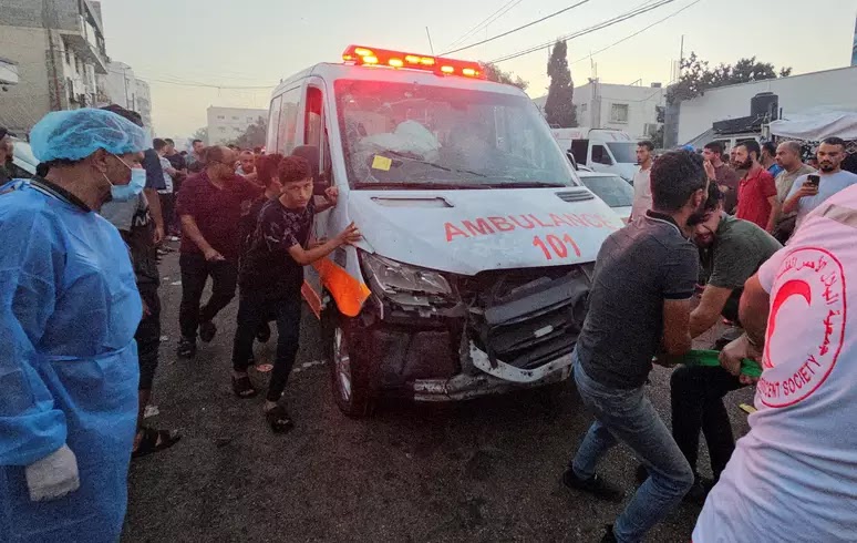 Ataque israelense atinge comboio médico no portão de hospital de Gaza, dizem autoridades