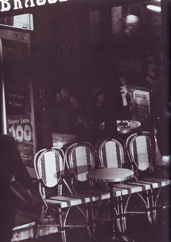 Vogue-italia-january-1999-roversi-Brasserie_la_Rotonde_rue_de_la_Roquette_Paris_9