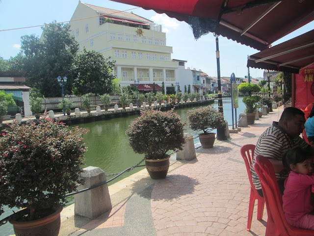 Kebersihan Sungai Melaka serta lokasi restoran  menyebabkan ianya sentiasa dipenuhi.