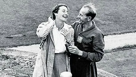 Emil Zatopek e Dana Zatopkova se abraçam num campo em foto em preto e branco