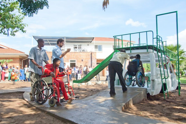 Lataria de ambulância é transformada em playground