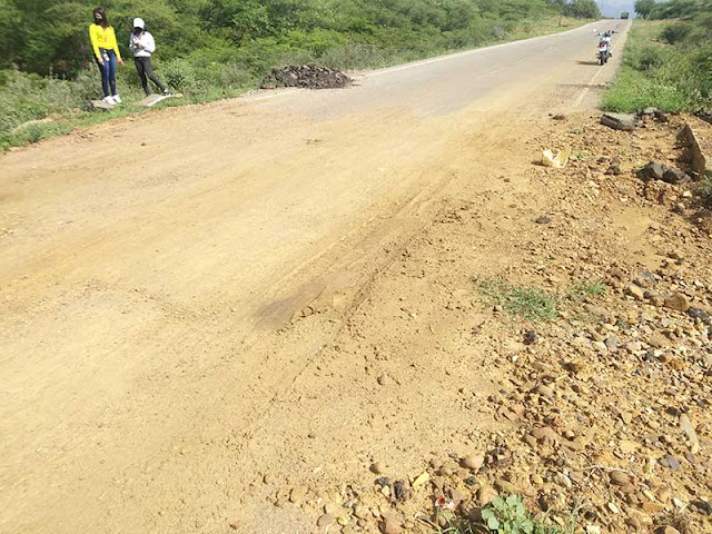 ¡PELIGRO! CARRETERA HACIA AREGUE A PUNTO DE CEDER