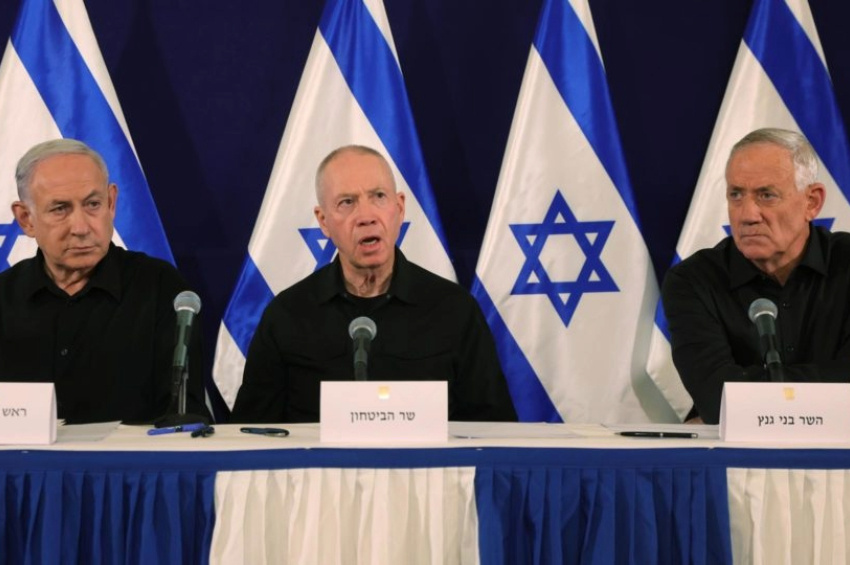 O Primeiro-Ministro de Israel, Benjamin Netanyahu, o ministro da Defesa israelense, Yoav Gallant, e o ex-ministro da pasta, Benny Gantz, em coletiva de imprensa em outubro do ano passado | Foto: EFE/EPA/ABIR SULTAN