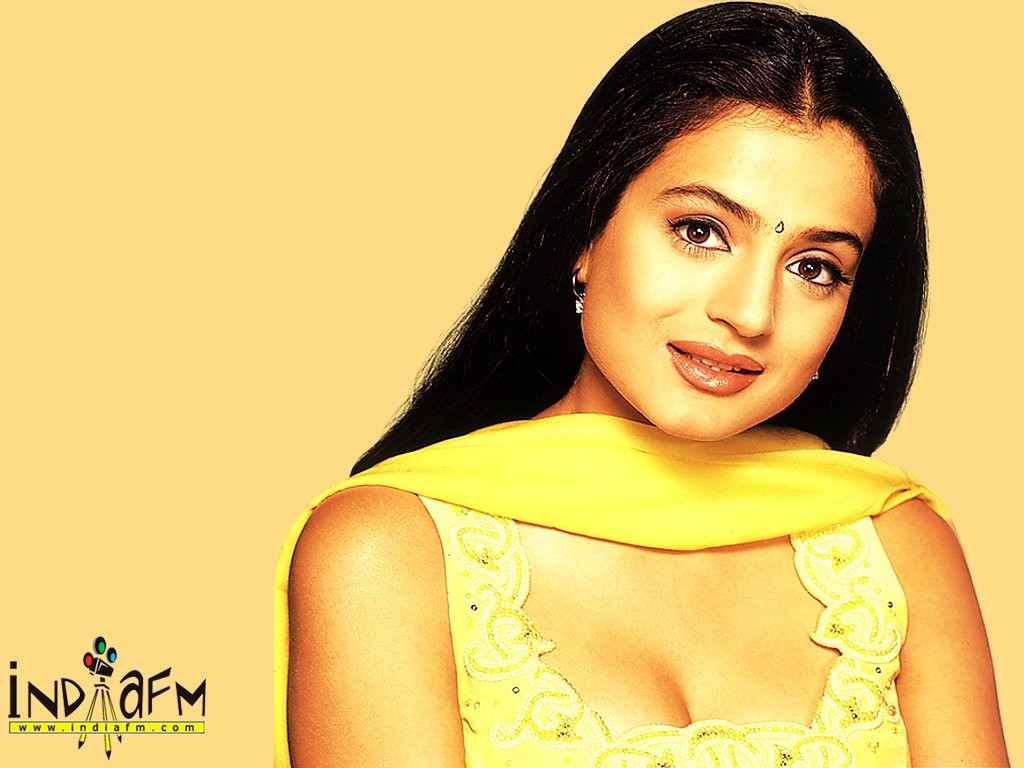 Amisha Patel - Wallpaper