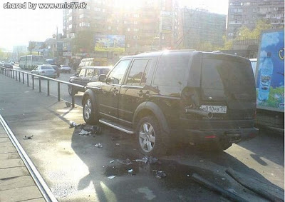 land rover fence 01 Seorang Pengendara Yang Hanya Tinggal Beberapa Inci Dari Maut