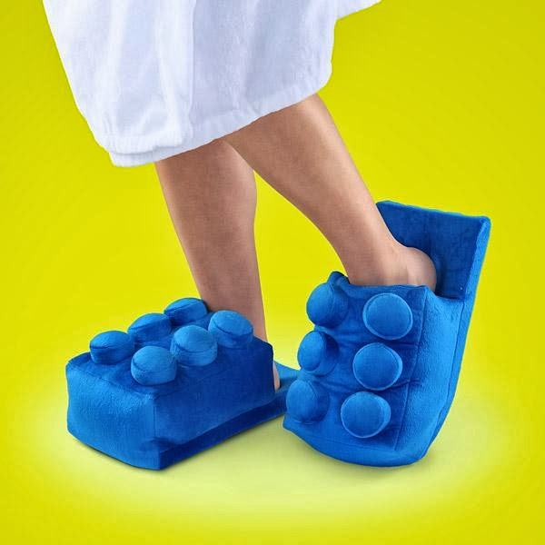 Тапочки в стиле деталек конструктора Lego согреют ваши ноги не хуже тапок-зайчат и кошечек.
