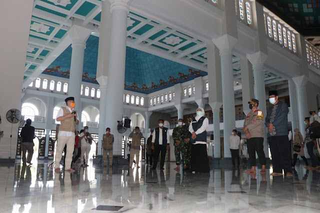 Caption: Gubernur Jawa Timur Khofifah Indar Parawansa bersama Forkopimda mendengarkan paparan dari pengurus Masjid Al-Akbar Surabaya, Rabu (12/5/2021). Foto: Humas Polda Jatim