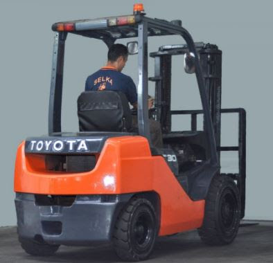 giá xe nâng toyota 3 tấn mới 0909648178